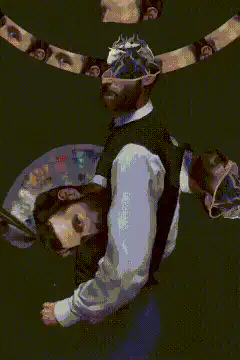 Artist with rotating heads