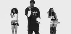 Snoop Dogg dancing with two women