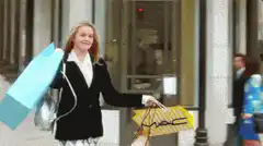 Jennifer Garner walking with shopping bags