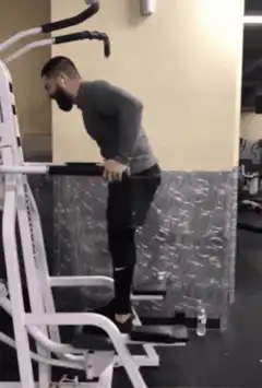 Man doing dips on gym machine