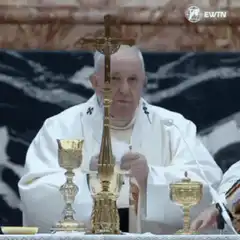 Pope Francis elevates the host