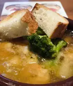 Broccoli soup with bread