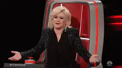 Kelly Clarkson shrugging on The Voice