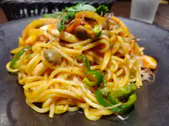 Spicy pasta with green peppers and mushrooms