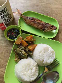 Fried fish with rice and vegetables