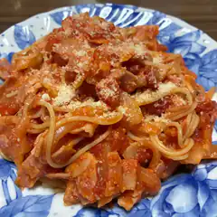 Spaghetti with tomato sauce and cheese