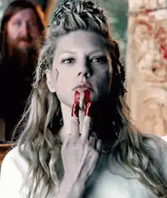 Taylor Swift blood fingers