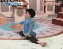 Woman does splits on stage