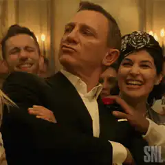 Daniel Craig SNL James Bond pose