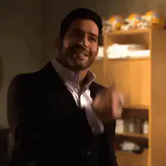 Tom Welling thumbs up then thumbs down