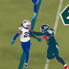 Tennessee Titans player dodges tackle