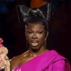 Jujubee eating a cookie