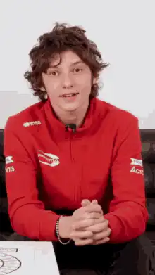 Oscar Piastri raises hands