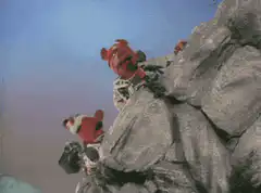 Kermit and Piggy climbing a cliff