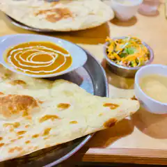 naan bread with curry and salad