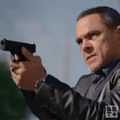 Tony Goldwyn aiming a gun