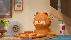 Garfield eats pizza