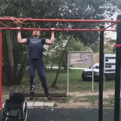 Man does pull-ups with prosthetic legs