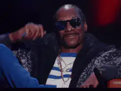Snoop Dogg lifts sunglasses