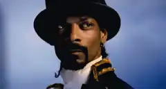Snoop Dogg in top hat looking around