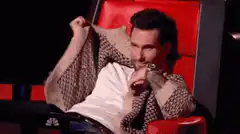 Adam Levine puts on a scarf