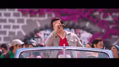 Naseeruddin Shah singing in a car