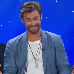 Chris Hemsworth double thumbs up