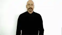 Man in black shirt clapping