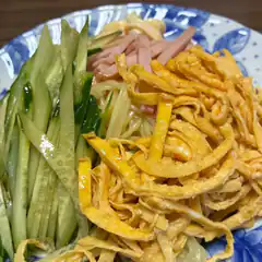 Japanese cold noodle salad with egg and ham