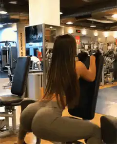 woman doing hip thrusts at gym