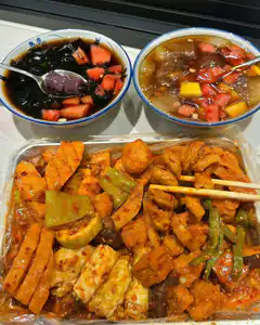 Spicy stir-fry with two bowls of fruit soup