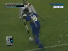 Boca Juniors player dribbles past River Plate defender