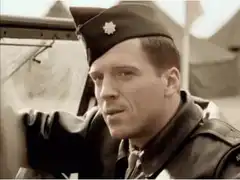 Damian Lewis salutes