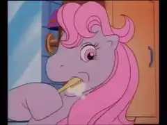 Pinkie Pie brushing teeth