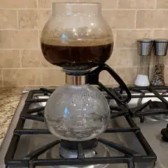 siphon coffee maker brewing