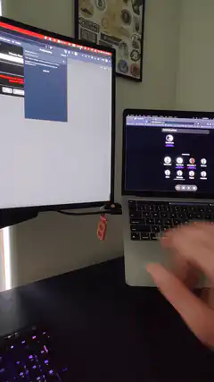User plugs in USB drive to laptop