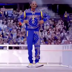 Snoop Dogg dancing on stage