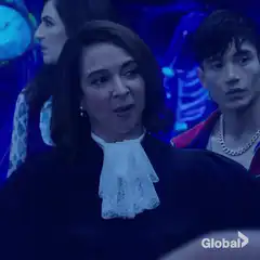 Judge Maya Rudolph thumbs up