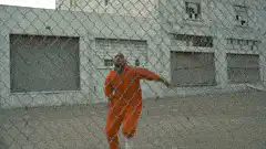 Prisoner kicks gate and runs away