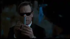 Agent K fires the neuralyzer